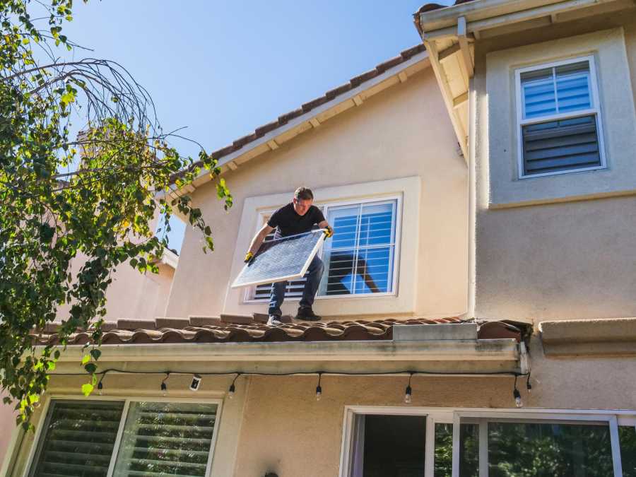 Cómo limpiar correctamente los paneles solares y qué sucede si no lo hace