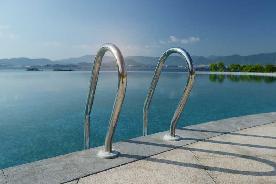 Piscina en el patio encima del estacionamiento subterráneo.