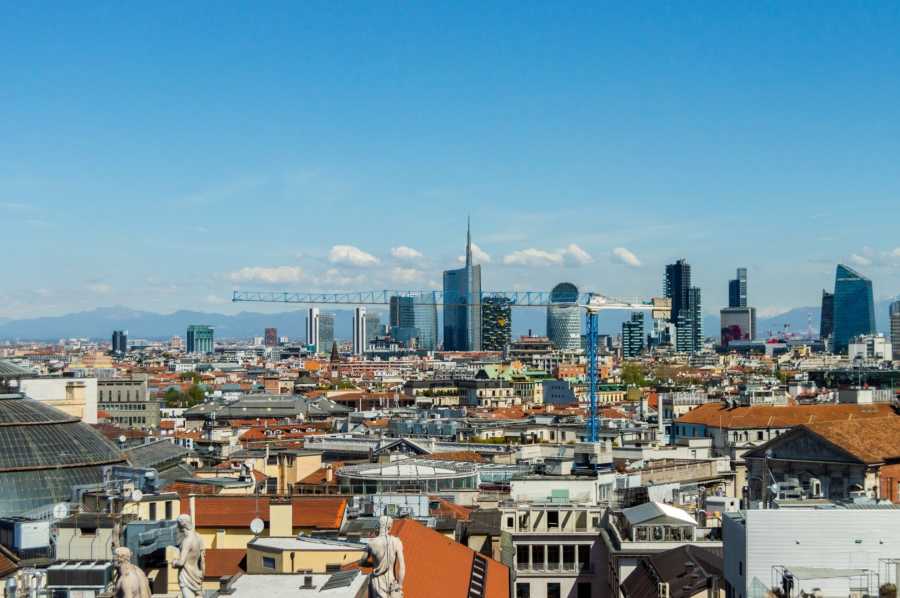 Mercado de viviendas nuevas en Italia: los costos aumentaron un 4,9% en la primera mitad de 2026. Las transacciones de propiedades recién construidas registraron un desempeño sobresaliente en el primer trimestre (+8,6% en todo el país). Milán y Roma ratificaron su posición como las urbes más costosas, mientras que Bolonia exhibió un incremento sin