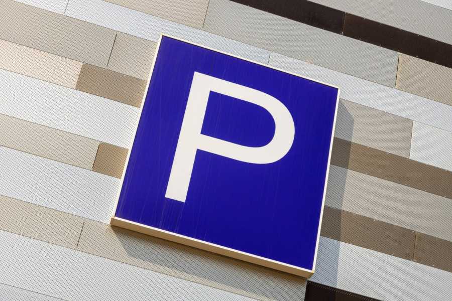 Nuevas reglas de estacionamiento en Italia: restricciones temporales adaptables, tarifas duplicadas y sanciones por boletos vencidos.