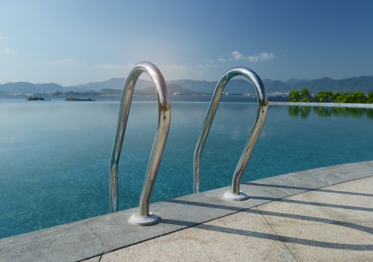 Piscina en el patio encima del estacionamiento subterráneo.