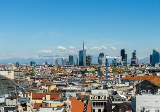 Mercado de viviendas nuevas en Italia: los costos aumentaron un 4,9% en la primera mitad de 2026. Las transacciones de propiedades recién construidas registraron un desempeño sobresaliente en el primer trimestre (+8,6% en todo el país). Milán y Roma ratificaron su posición como las urbes más costosas, mientras que Bolonia exhibió un incremento sin