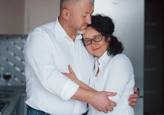 Matrimonios que residen distanciados en Italia: cómo obtener de manera legal los beneficios duplicados relacionados con la IMU y solicitar adecuadamente el ISEE.