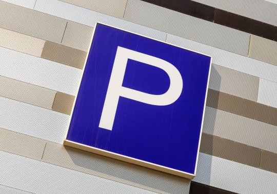 Nuevas reglas de estacionamiento en Italia: restricciones temporales adaptables, tarifas duplicadas y sanciones por boletos vencidos.