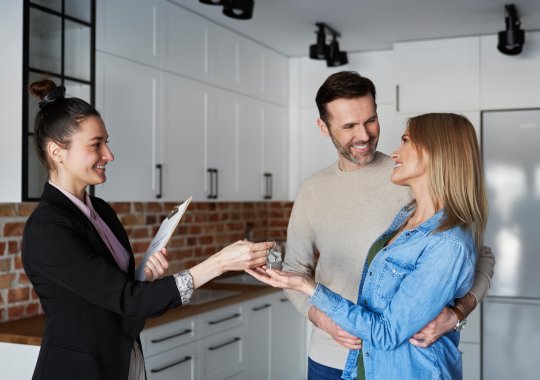 Cómo adquirir una vivienda con préstamo hipotecario de manera segura y prevenir quedarse sin fondos: peligros y recomendaciones de un escribano.
