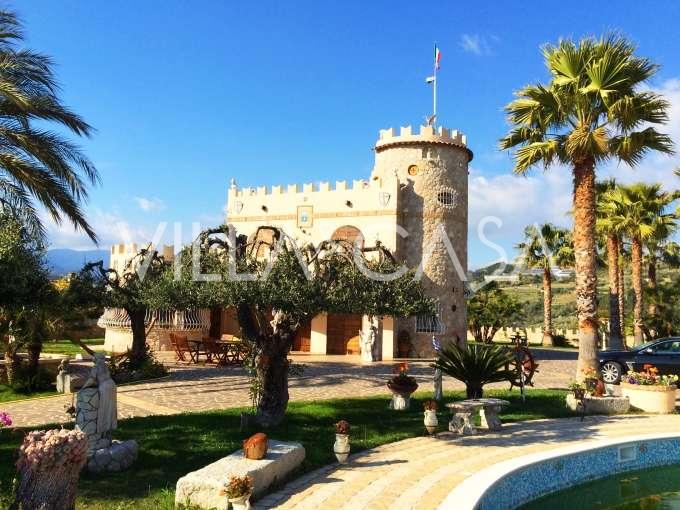 Compra de un castillo-villa en Liguria, Italia.