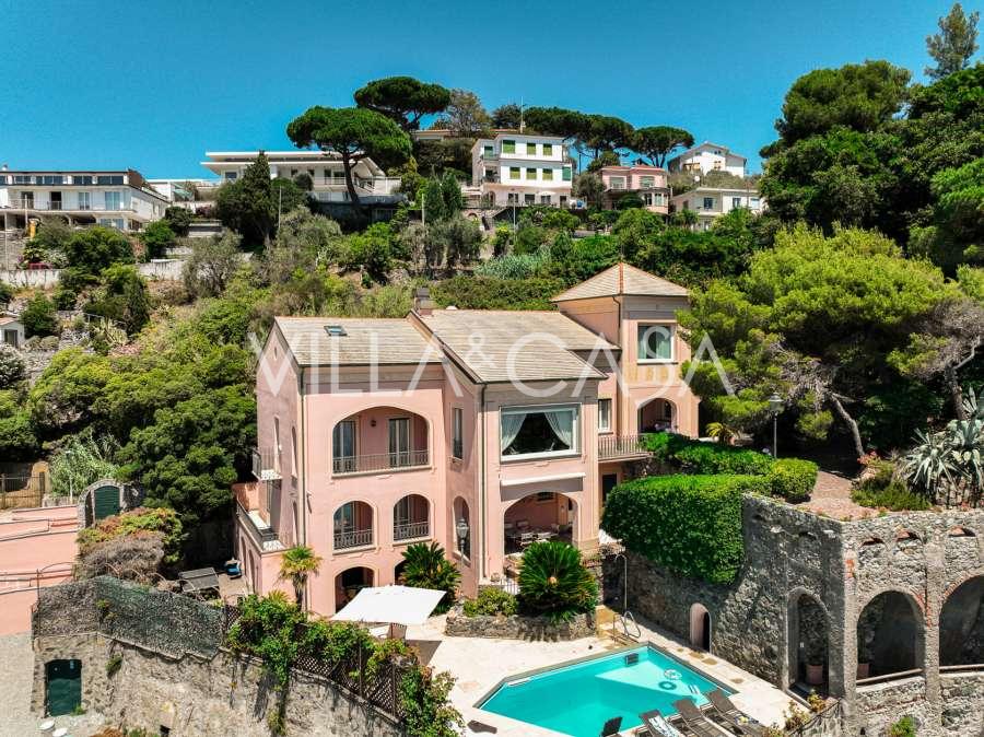 Villa en venta en primera línea de la costa en Liguria.