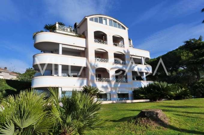 Apartamento con vista al mar en una villa en Sanremo.