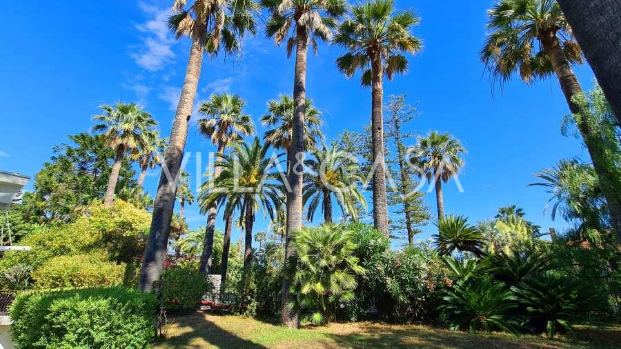 En el centro de la ciudad de San Remo hay una villa.