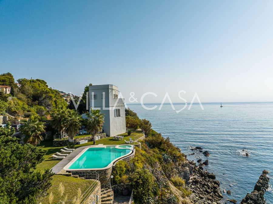 Villa con playa privada en Liguria.