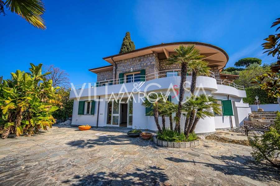 Villa en Bordighera con vistas a Mónaco y al mar.