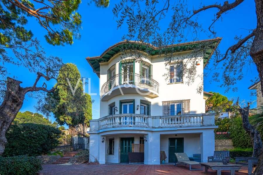 Se vende una villa inglesa en Bordighera.