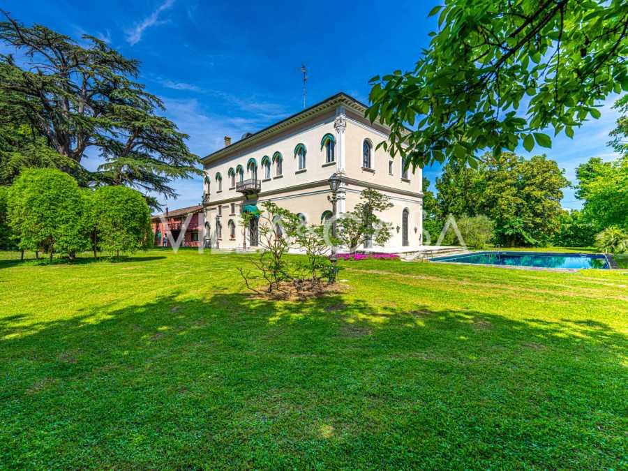 La villa en Ferrara con un estilo elegante.