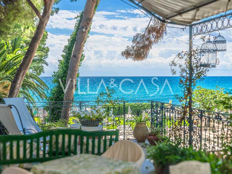 Villa de lujo con acceso a la playa en Diano Marina.