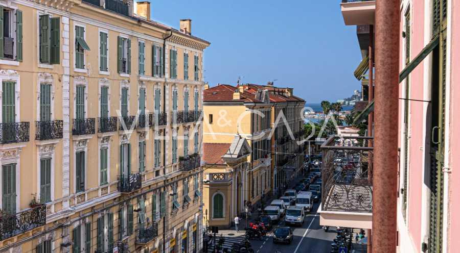 Apartamento con cuatro habitaciones en San Remo.