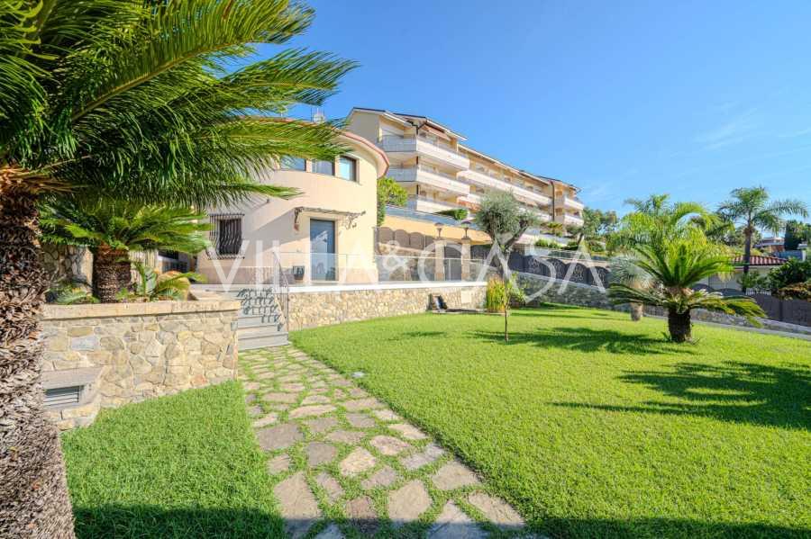 San Remo: casa con piscina