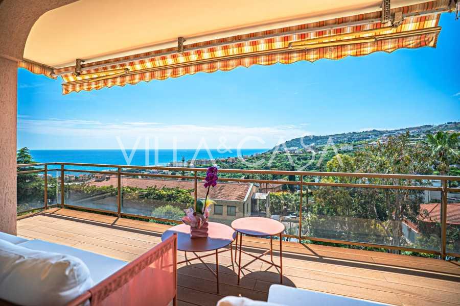 Apartamento de tres habitaciones renovado en San Remo.