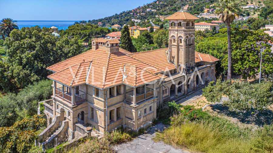 Villa de lujo inglesa cerca de Mónaco.