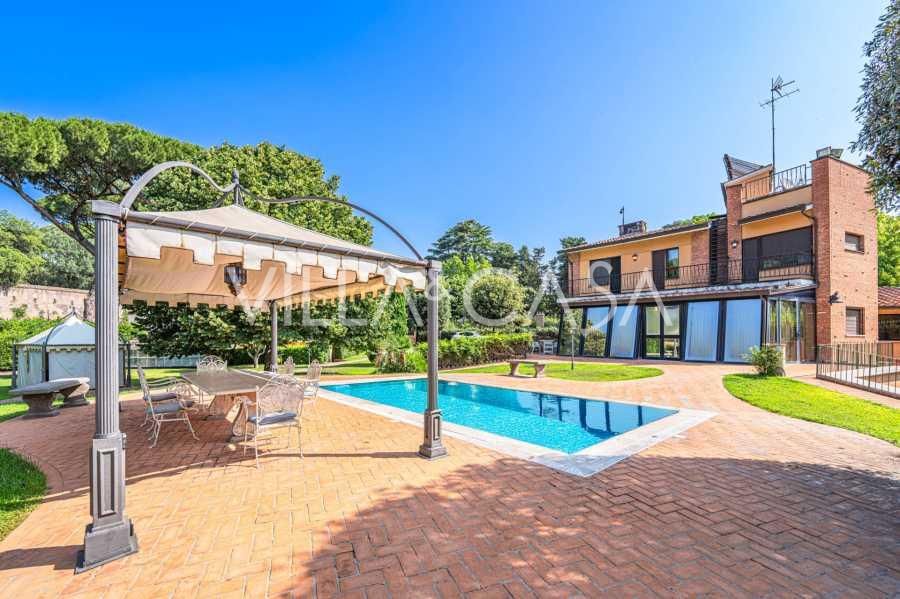 Villa con piscina en un elegante barrio de Roma.