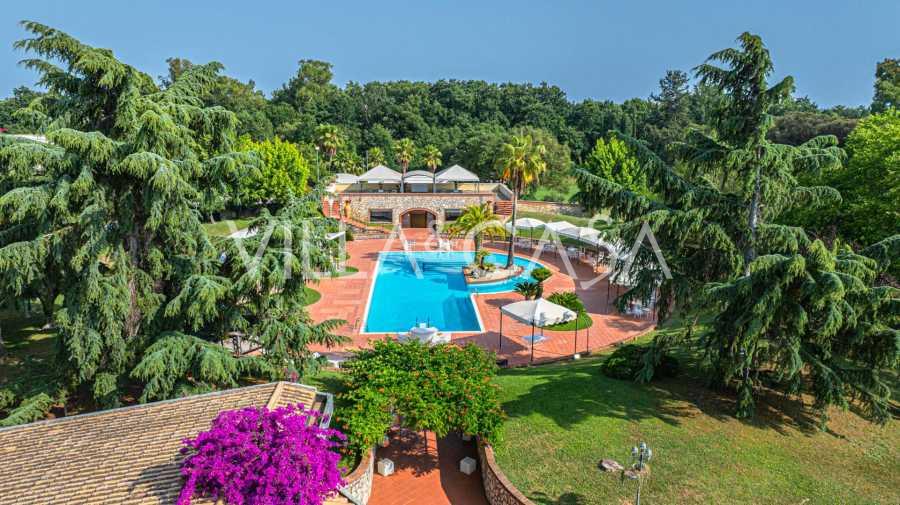 Villa de lujo con piscina y parque en Latina.