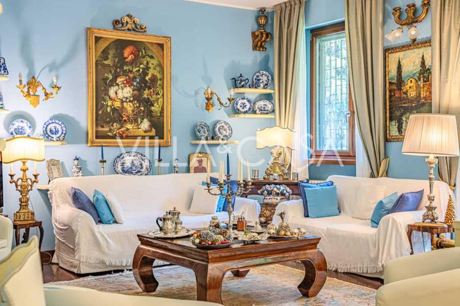 Apartamento de cuatro habitaciones con diseño elegante en Milán.
