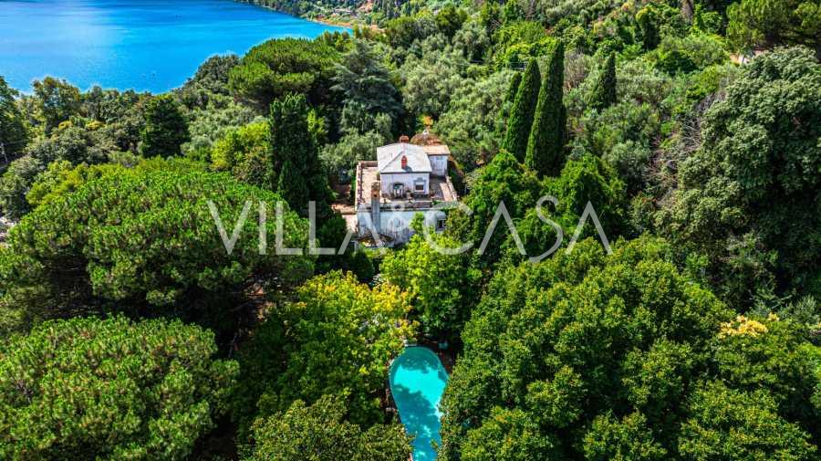Villa de lujo en Castel Gandolfo junto al lago Albano.