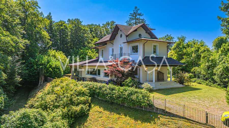 Villa de lujo cerca del lago Maggiore en Stresa en venta.