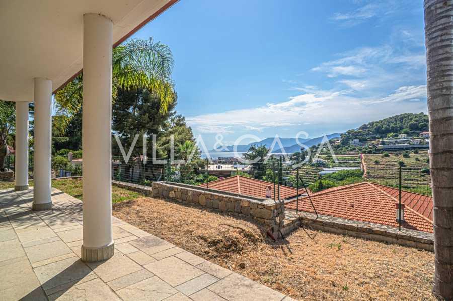 Villa moderna con vista al mar en Bordighera.