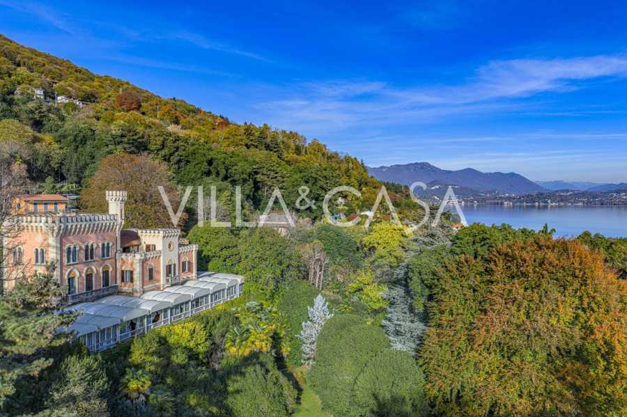 Una villa histórica de lujo en el lago Maggiore.