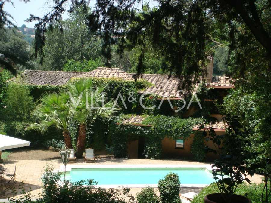 Villa histórica en alquiler en una prestigiosa residencia en Roma.