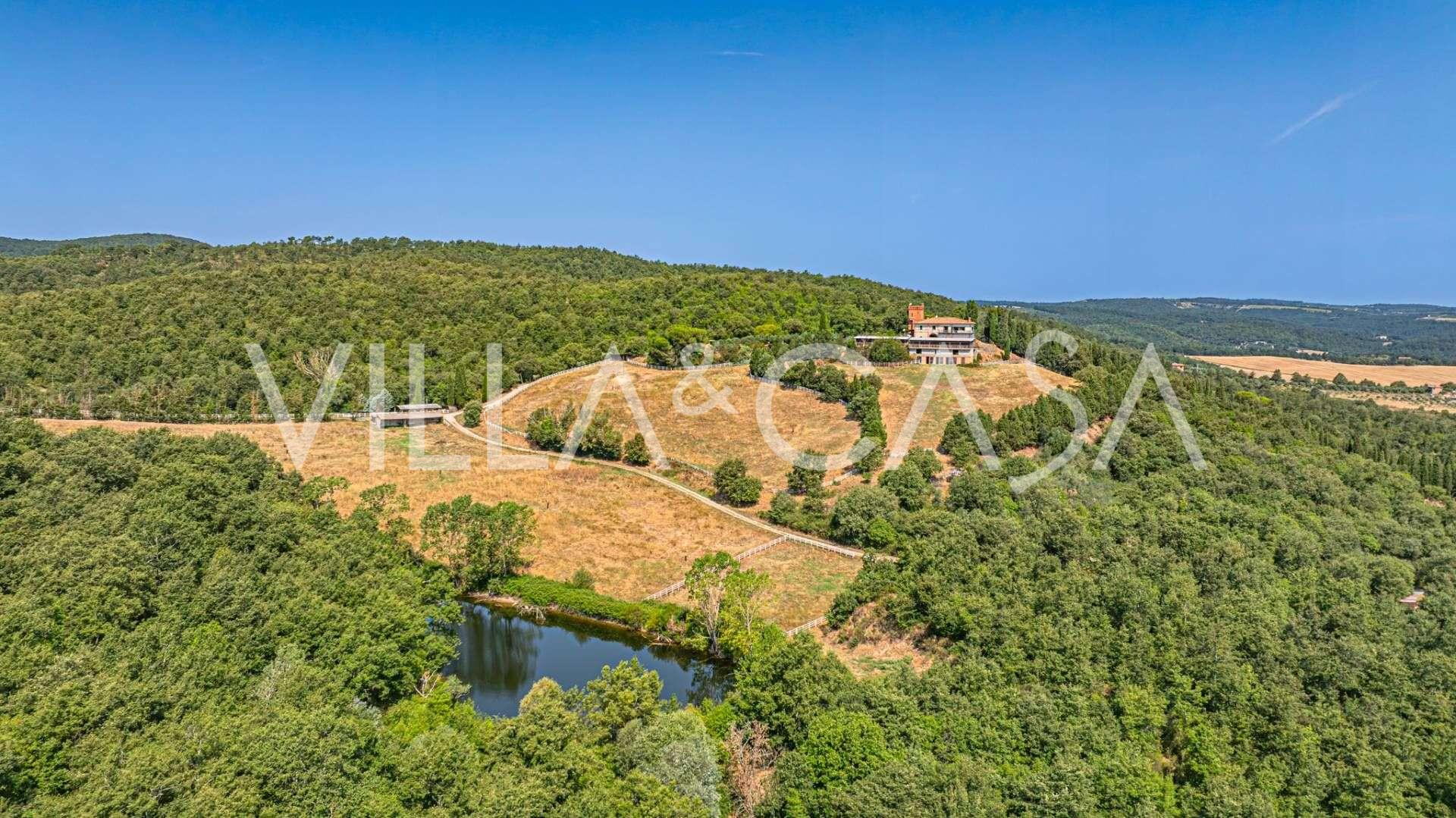 Castillo con complejo ecuestre y finca en venta en Toscana