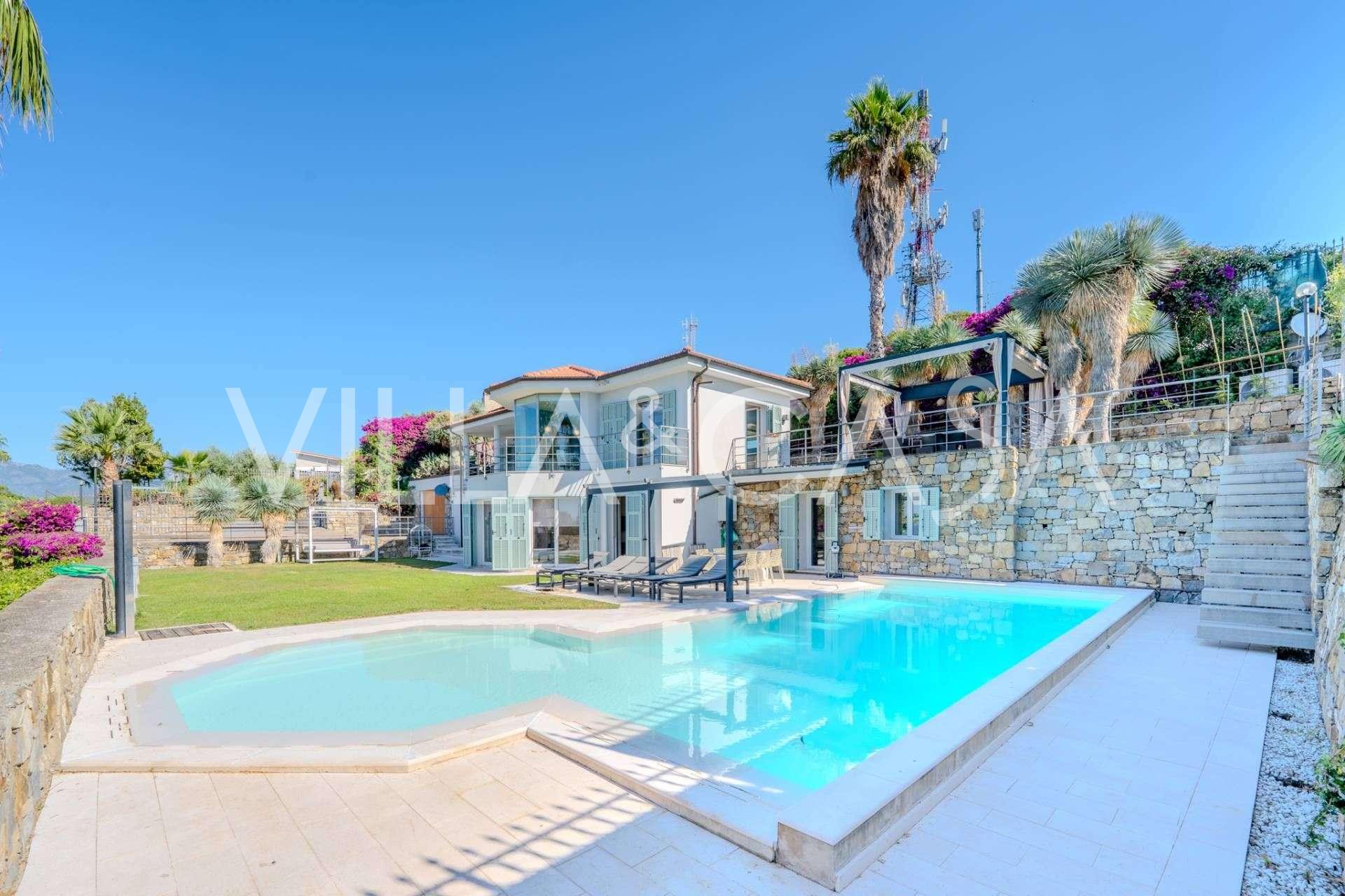 Villa Monet con piscina y magníficas vistas al mar en Bordighera