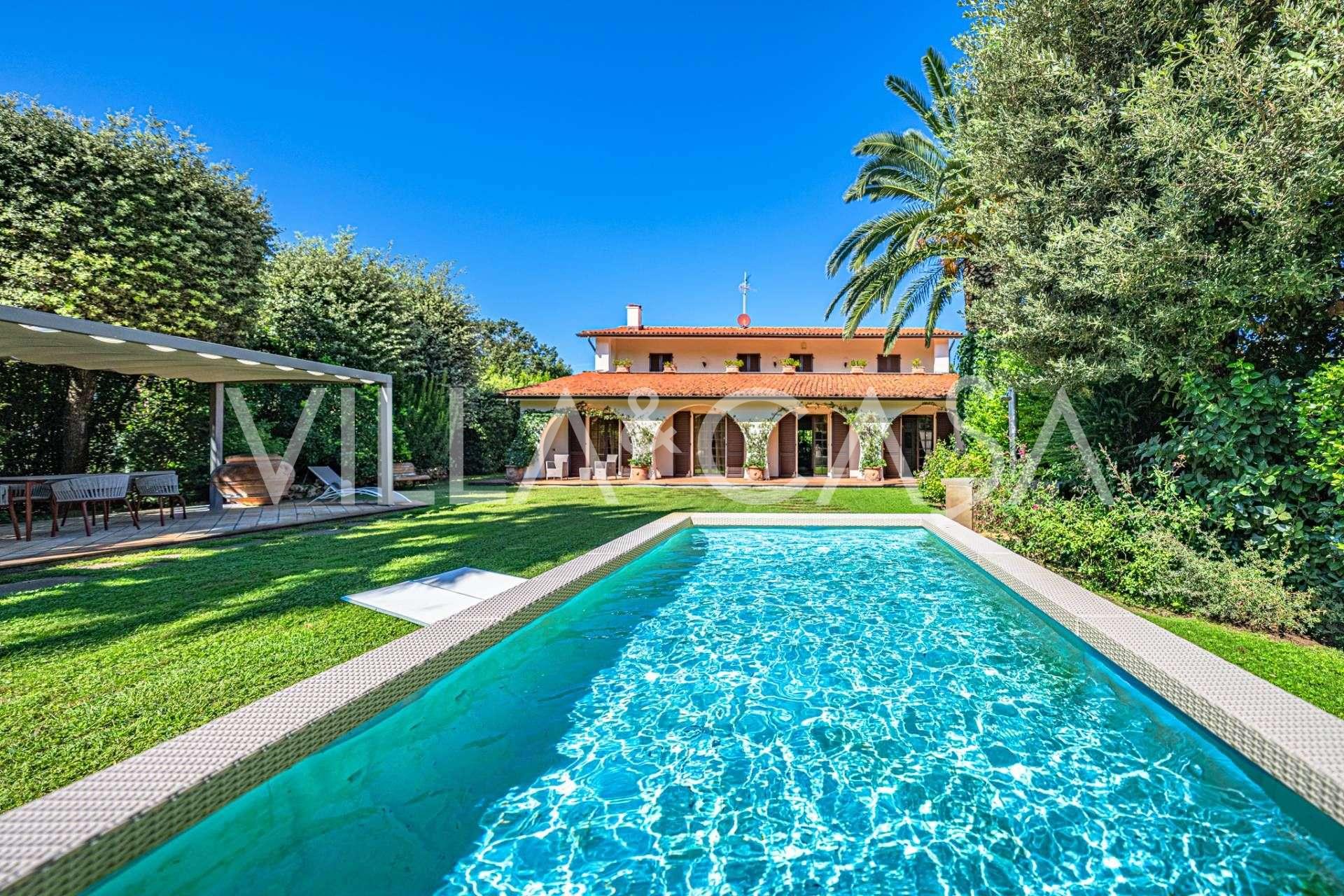 Villa de lujo con jardín junto al mar en la región del Tirreno en venta