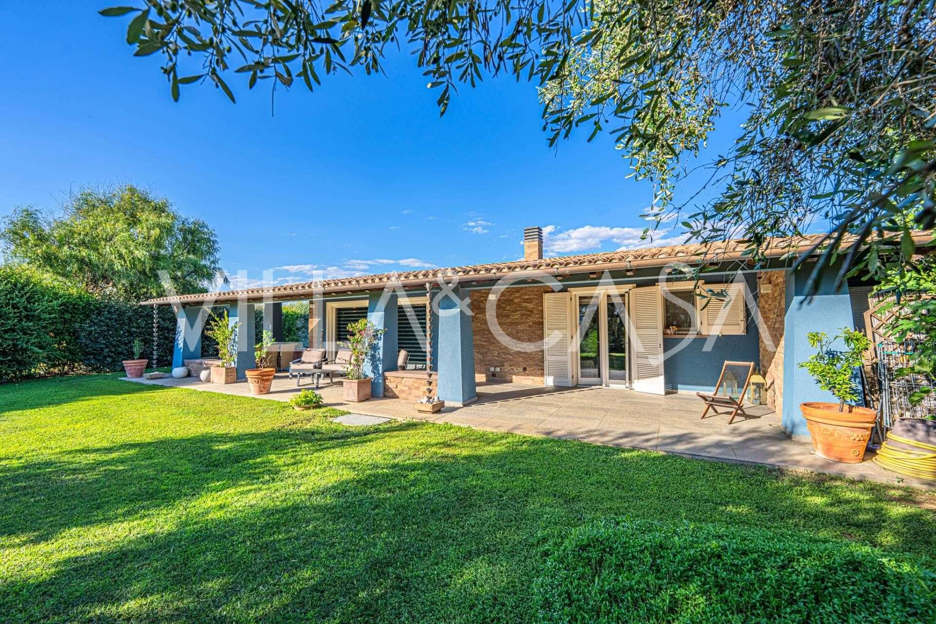 Terreno en venta de villa con piscina junto al mar en Pescia Romana