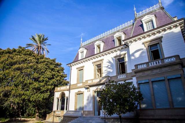 Villa junto al mar en San Remo con un toque histórico.