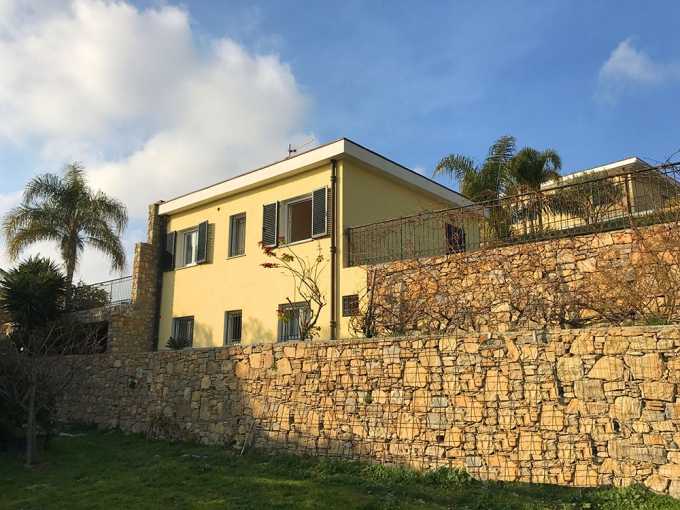 Villa con vista al mar y a Mónaco en un rincón acogedor de Bordighera.