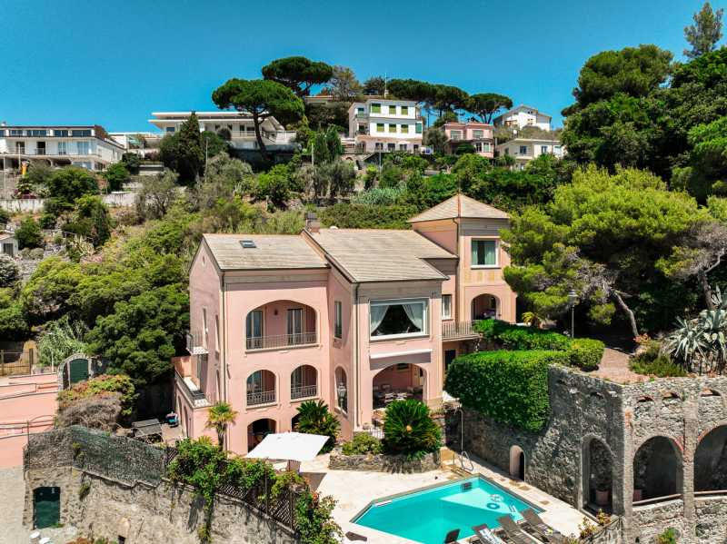 Villa en venta en primera línea de la costa en Liguria.