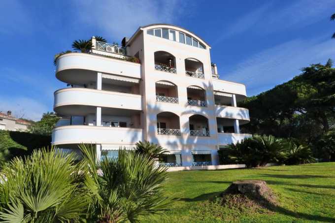 Apartamento con vista al mar en una villa en Sanremo.