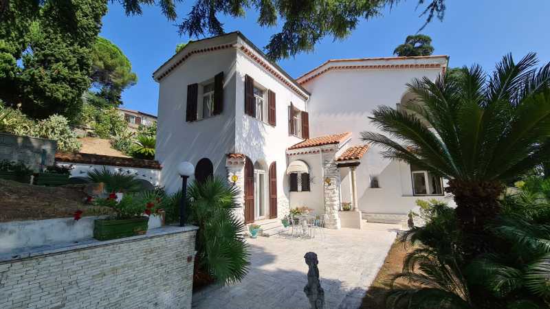 Villa con un hermoso parque en San Remo.