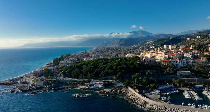 Casa de dos pisos con jardín en Bordighera.