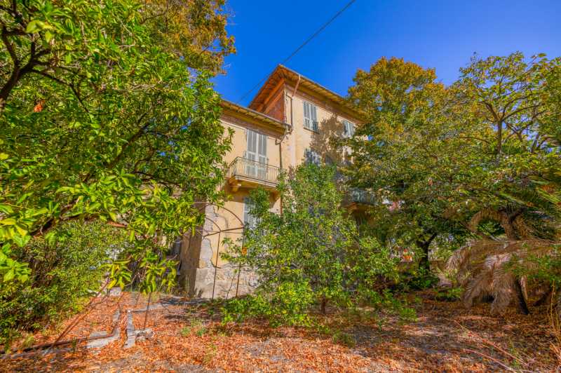 Villa de 450 m2 en Ventimiglia para restaurar.