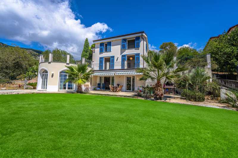 Se vende villa en San Remo.