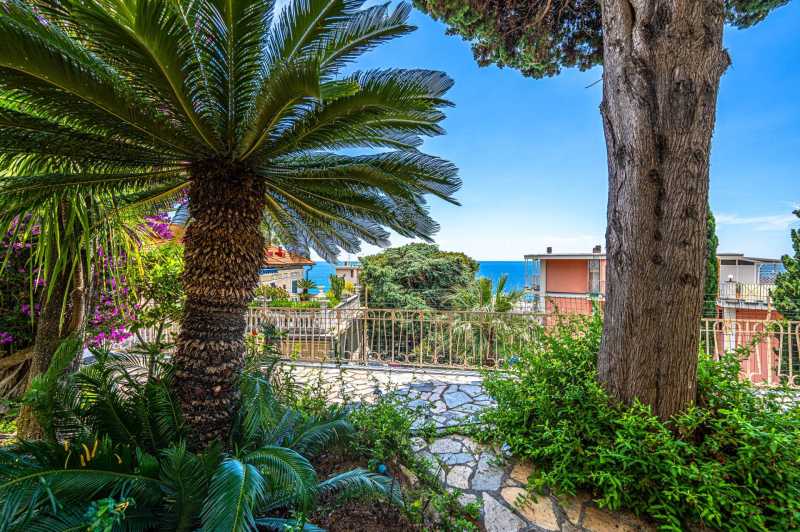 Alquiler de una casa de lujo con jardín en San Remo.