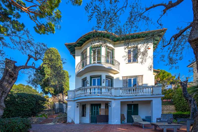 Se vende una villa inglesa en Bordighera.