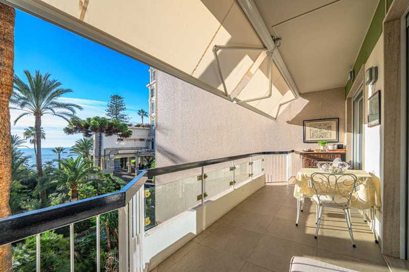 Apartamento de cuatro habitaciones junto al mar en San Remo.