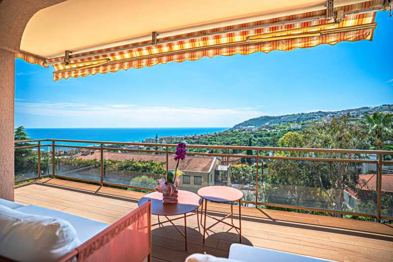 Apartamento de tres habitaciones renovado en San Remo.