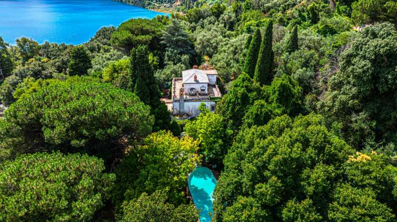 Villa de lujo en Castel Gandolfo junto al lago Albano.