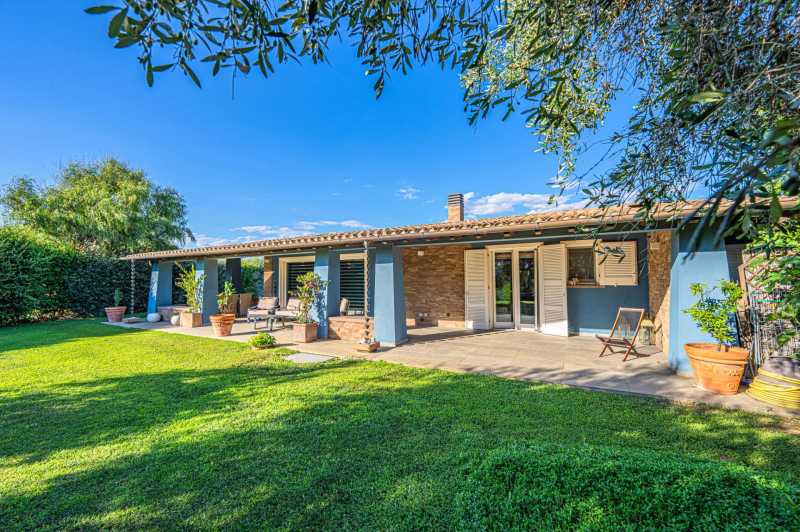 Nueva villa junto al mar en venta en Pescia Romana.