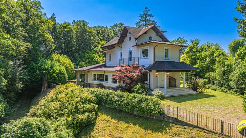 Villa de lujo cerca del lago Maggiore en Stresa en venta.