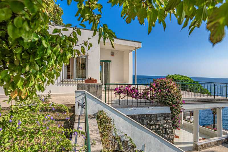 Lujosa villa en venta en Ospedaletti.